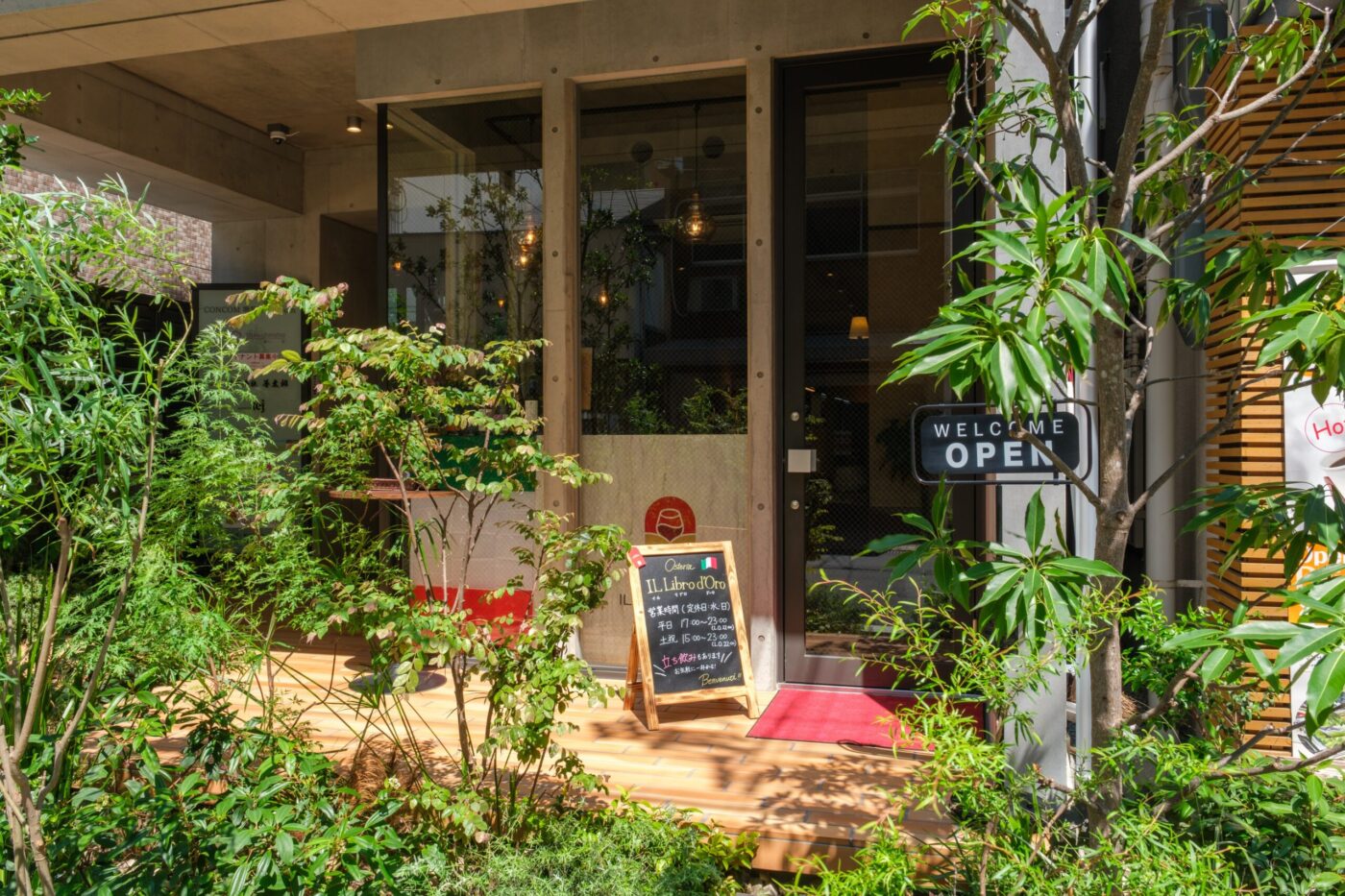 緑に囲まれた店の外観、昼